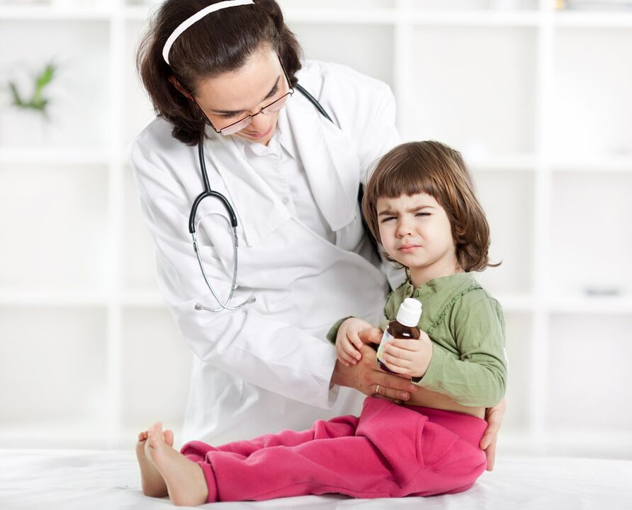 ο γιατρός θα εξετάσει το παιδί για συμπτώματα σκουληκιών